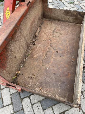 Grondbak grondbakje transportbak kiepbak tractorbak beschikbaar voor biedingen