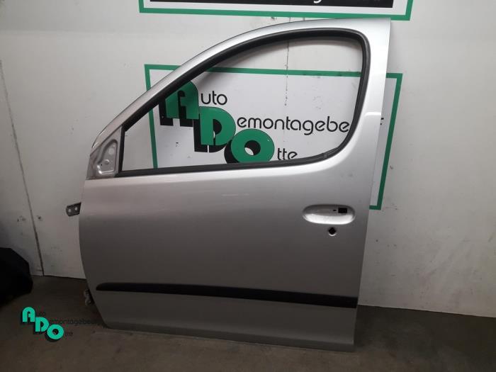 Portier 4Deurs links-voor van een Toyota Yaris Verso (Yaris, Auto-onderdelen, Gebruikt, -, Deur, -