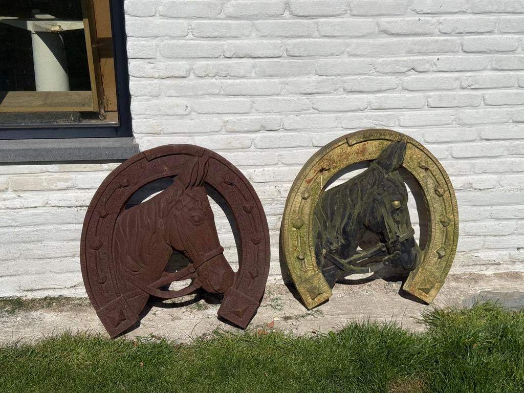 Décorations anciennes en forme de tête de cheval, Enlèvement