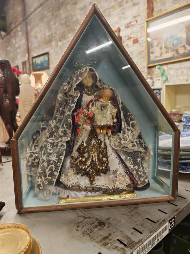 Katholiek beeld in huisje, Ophalen