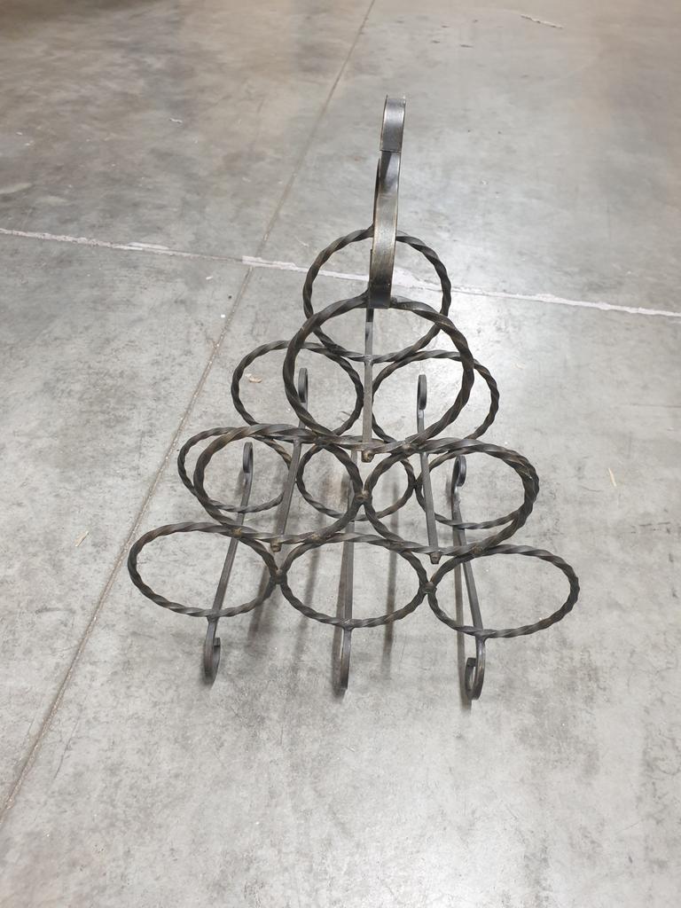 Casier à vin en fer forgé, Enlèvement