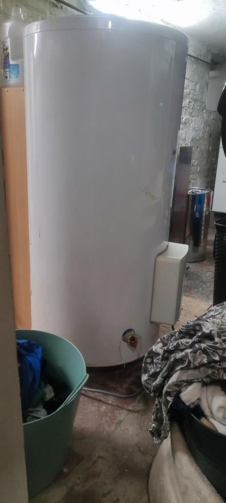 Boiler de 200l (cave) pour pièce, il faut 2 personnes Fort, Bricolage & Construction, Enlèvement, Boiler