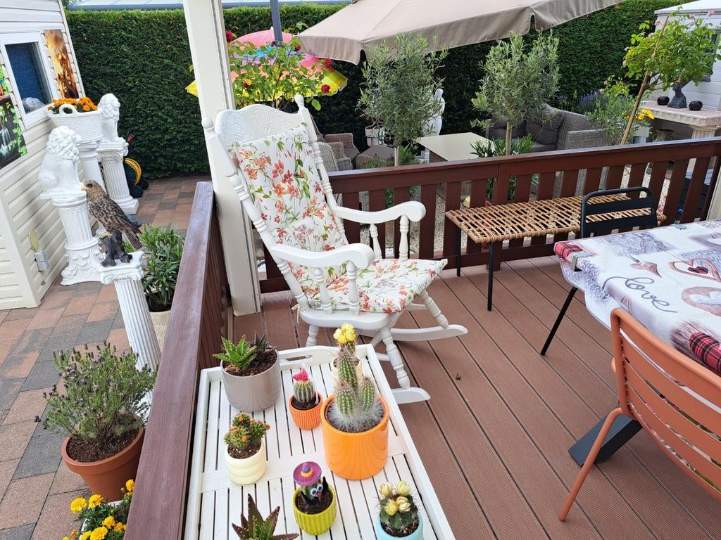 Gereastaureerde authentieke witte schommelstoel met sierkuss