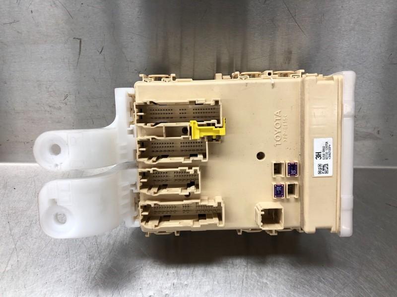 BOITIER FUSIBLES Toyota Auris (E18) (|63580950|), Utilisé, Toyota