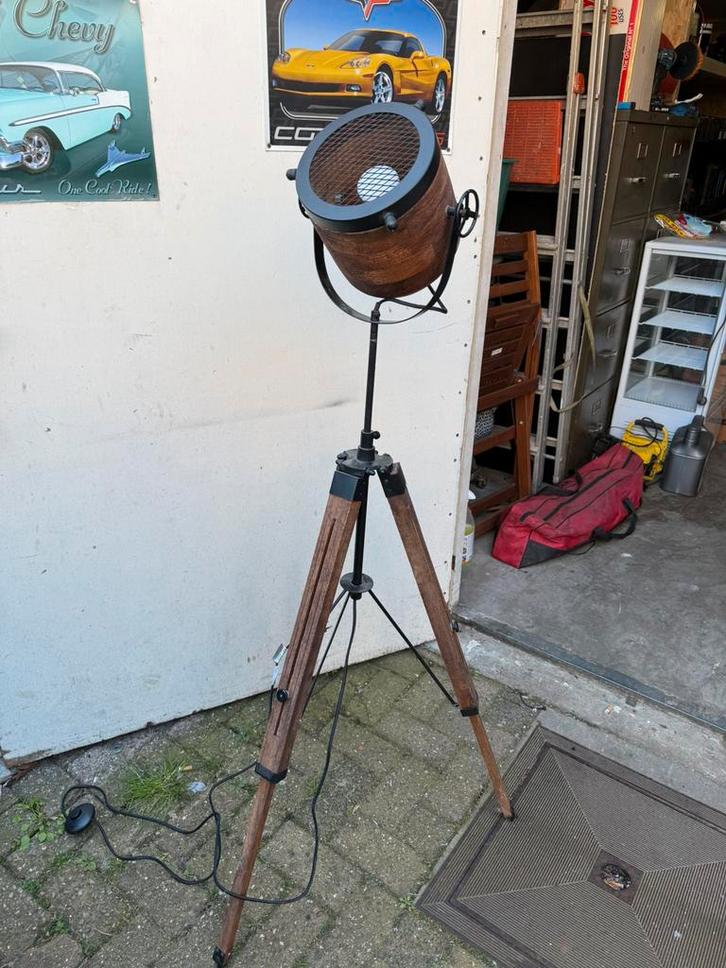 Industriële tripod vloerlam, Huis en Inrichting, Lampen | Vloerlampen, Zo goed als nieuw, Hout, Ophalen