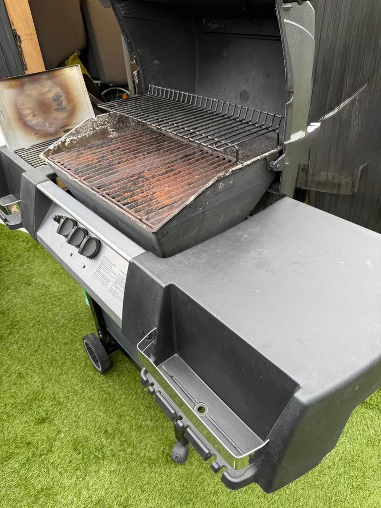 GasBarbecue.  En bakplaat. Erbij. Roosters. Rookdoosje enz, Enlèvement, Utilisé