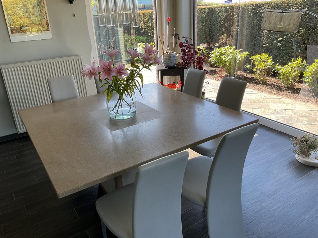 Natuurstenen tafel met 8 stoelen., Ophalen, Zo goed als nieuw