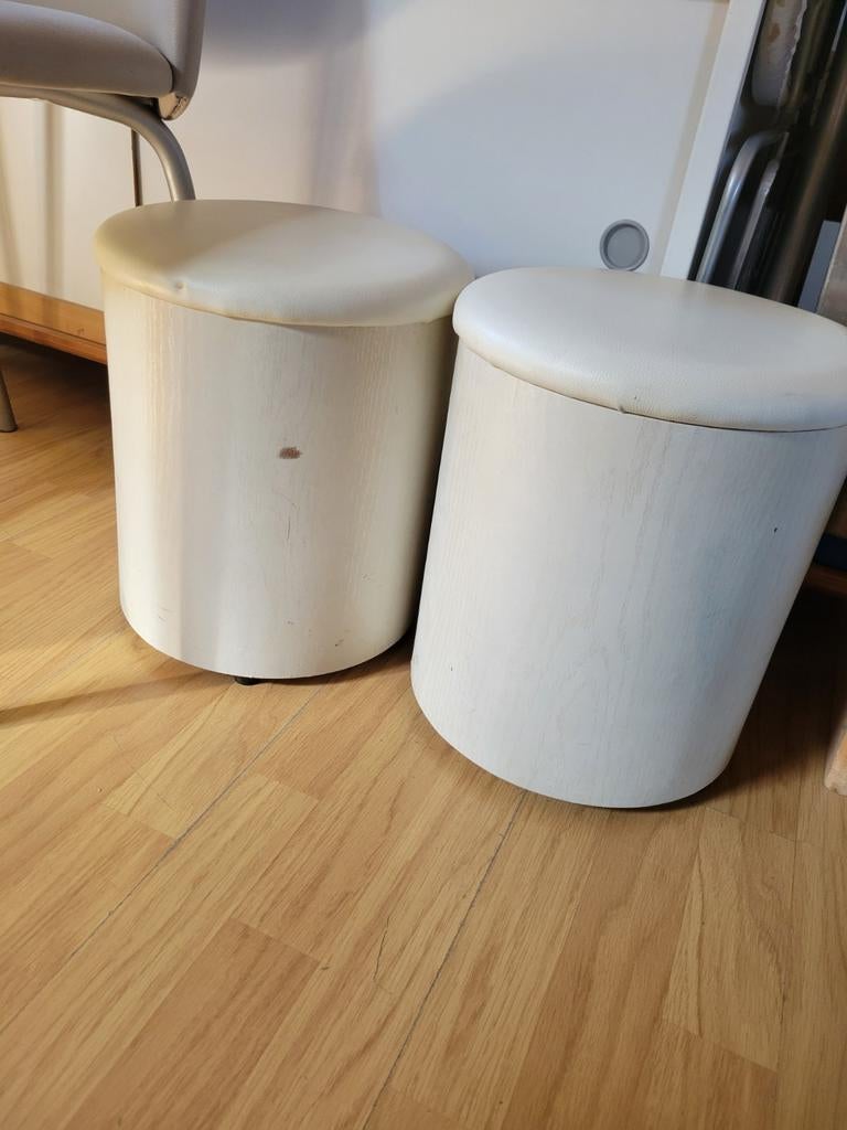 2 Tabourets et 3 chaises, Ophalen