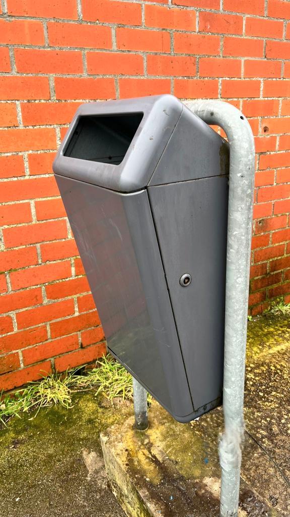 Buiten vuilnisbak  afvalbak op paal, Maison & Meubles, Accessoires pour la Maison | Poubelles, Utilisé, Métal, 75 cm ou plus, 40 litres ou plus