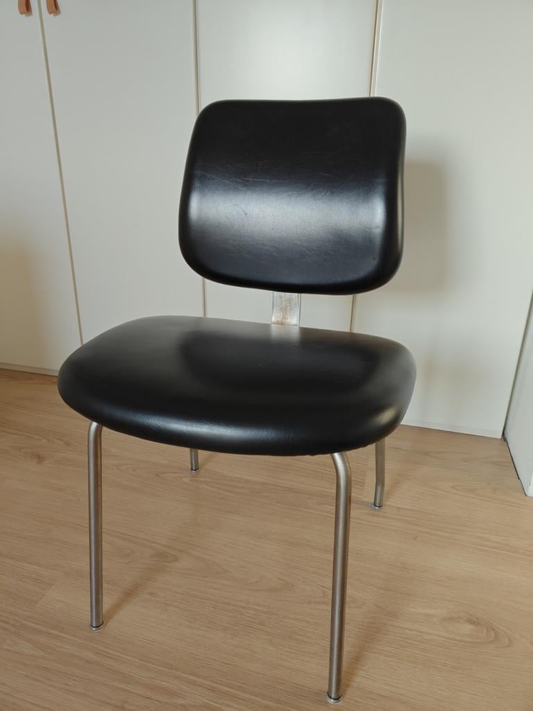 Mooie vintage zwart lederen stoel, Huis en Inrichting, Stoelen, Ophalen, Zwart