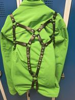 Lederen harnas, Verzenden