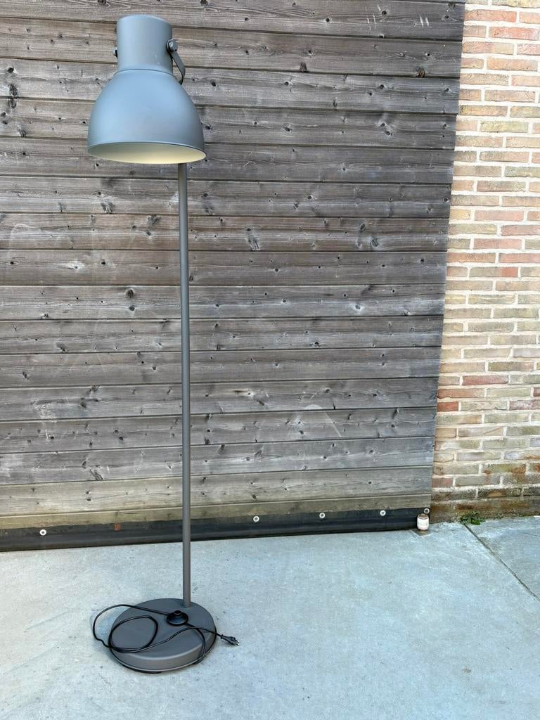 Ikea Hektar staande lamp, Huis en Inrichting, Lampen | Vloerlampen, Ophalen, Zo goed als nieuw