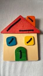 Houten huisje - speelgoed - veters leren strikken, Enlèvement, Comme neuf