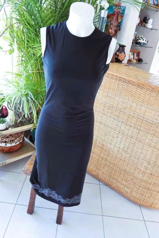 praktisch zwart aansluitend lange jurk, Kleding | Dames, Jurken, Zo goed als nieuw, Maat 38/40 (M), Zwart, Onder de knie, Ophalen of Verzenden