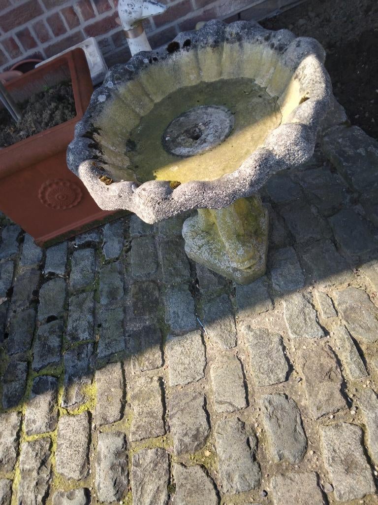 Oude stenen pot ´fontein, Ophalen, Fontein