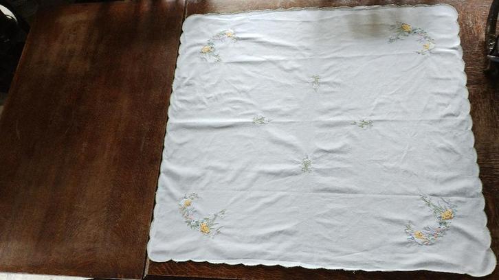 Pasen 4 tafelkleedjes wit katoen kip haan kuiken geborduurd, Antiquités & Art, Antiquités | Vêtements et Textile, Enlèvement ou Envoi