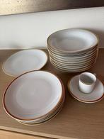mooi tijdloos servies 12 delig wit met goudrand, Ophalen, Zo goed als nieuw, Bord(en)