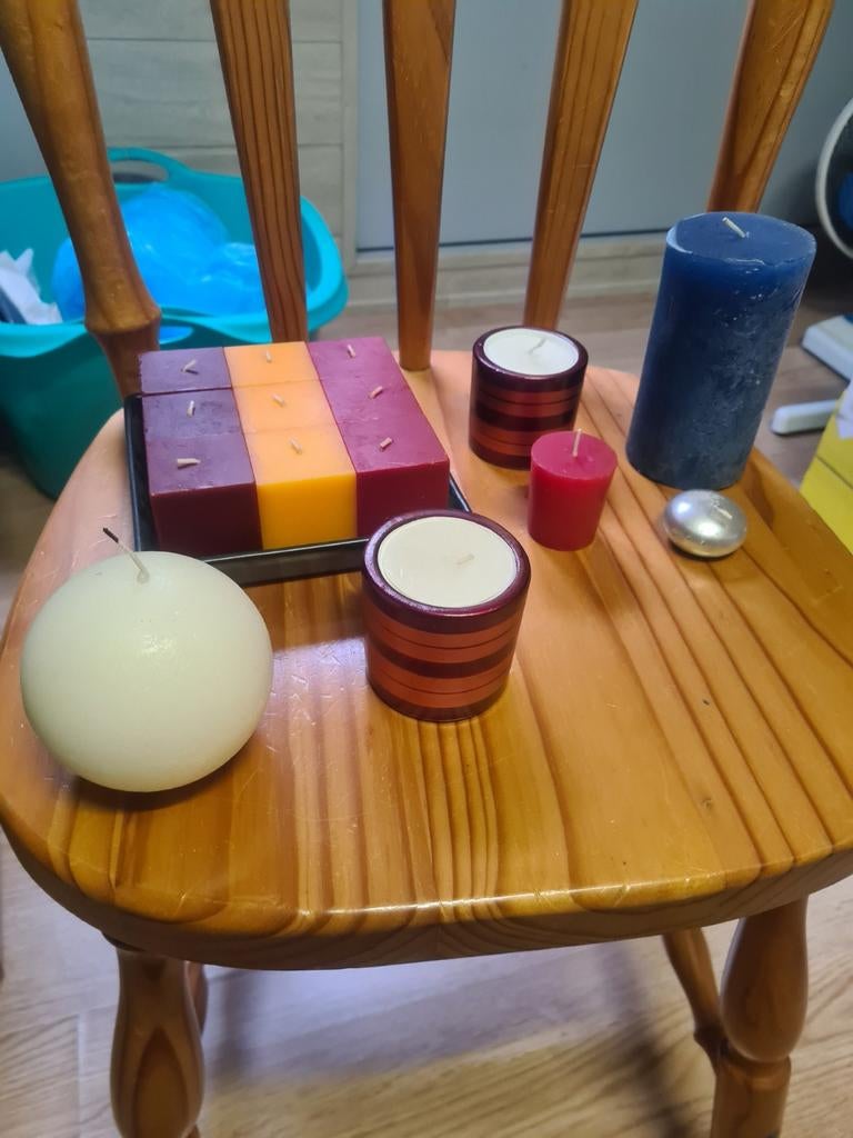 Différentes bougies et bougeoirs, Maison & Meubles