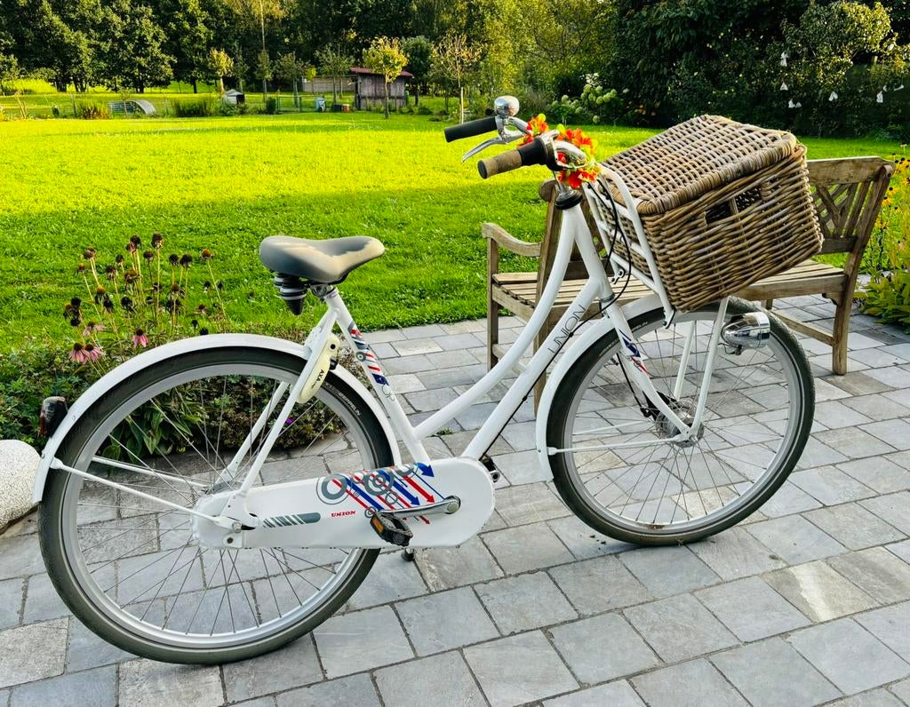 Fleurige damesfiets met rieten mand, Fietsen en Brommers, Fietsen | Dames | Omafietsen, Gebruikt, Ophalen