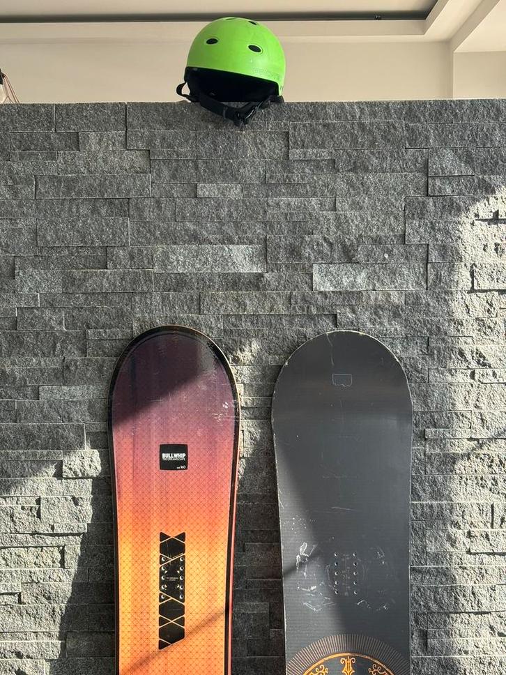Snowboard artikelen bord + helm, Sports & Fitness, Snowboard, Planche, Enlèvement