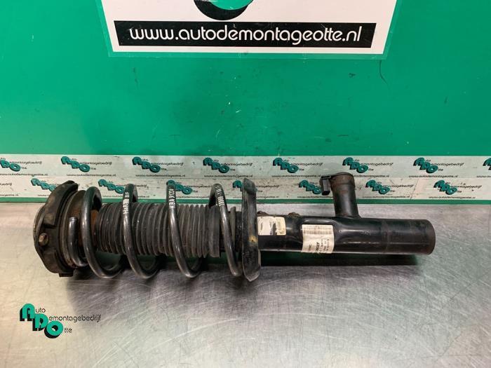 Schokdemperpoot links-voor van een Volkswagen Scirocco (Scir, Auto-onderdelen, Ophanging en Onderstel, Volkswagen, Gebruikt, 3 maanden garantie