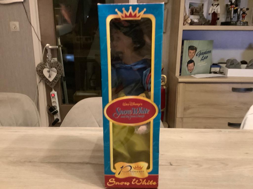 Poupée Walt Disney Blanche-Neige en porcelaine (neuve), Enlèvement ou Envoi, Blanche-Neige ou Belle au Bois Dormant, Neuf, Statue ou Figurine