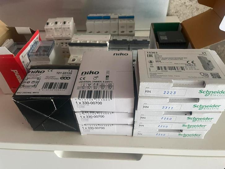 Schneider inpuls, minuteri, niko dimmer, legrand astroklok,, Doe-het-zelf en Bouw, Elektriciteit en Kabels, Zo goed als nieuw