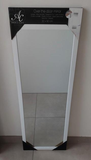 Spiegel beschikbaar voor biedingen