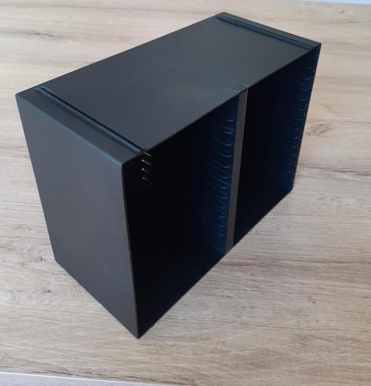 Eenvoudig zwart CD-rek voor 26 CD's, Huis en Inrichting, Woonaccessoires | Cd- en Dvd-rekken, Gebruikt, Cd's, Ophalen of Verzenden