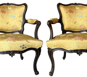 Paar cabrioletfauteuils uit de Louis XV-periode in zijde beschikbaar voor biedingen