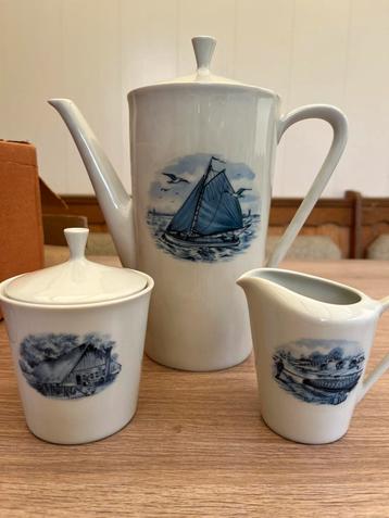 Theepot met suiker en melkkan beschikbaar voor biedingen