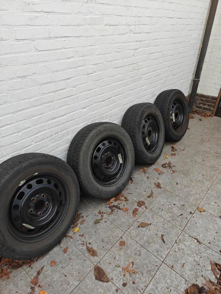 Mazda CX-3 5x114.3 stalen velgen met Winterbanden, Auto-onderdelen, Banden en Velgen, Banden en Velgen, Winterbanden, 15 inch