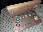 664) houten doosje met enkele gewichtjes, Ophalen of Verzenden