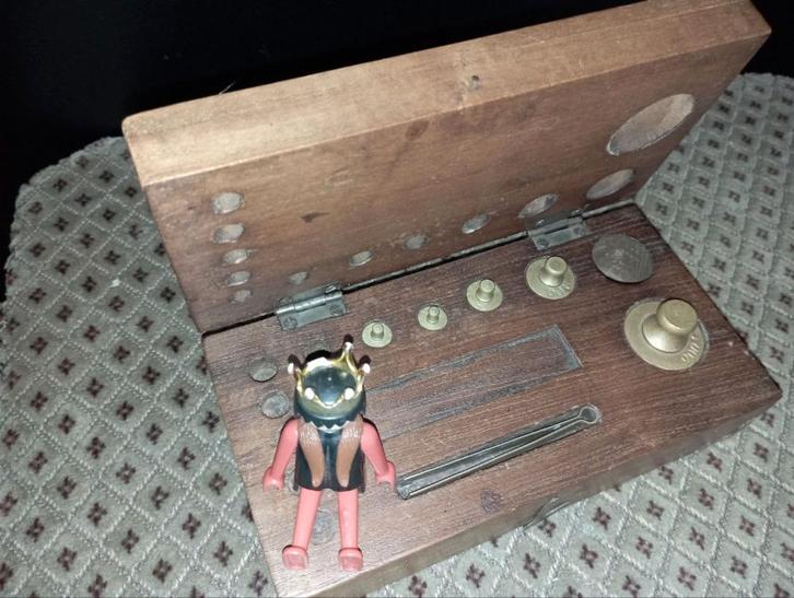 664) houten doosje met enkele gewichtjes, Antiek en Kunst, Antiek | Gereedschap en Instrumenten, Ophalen of Verzenden