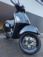 Vespa GTS 125cc (recent model), Fietsen en Brommers, Ophalen, Zo goed als nieuw