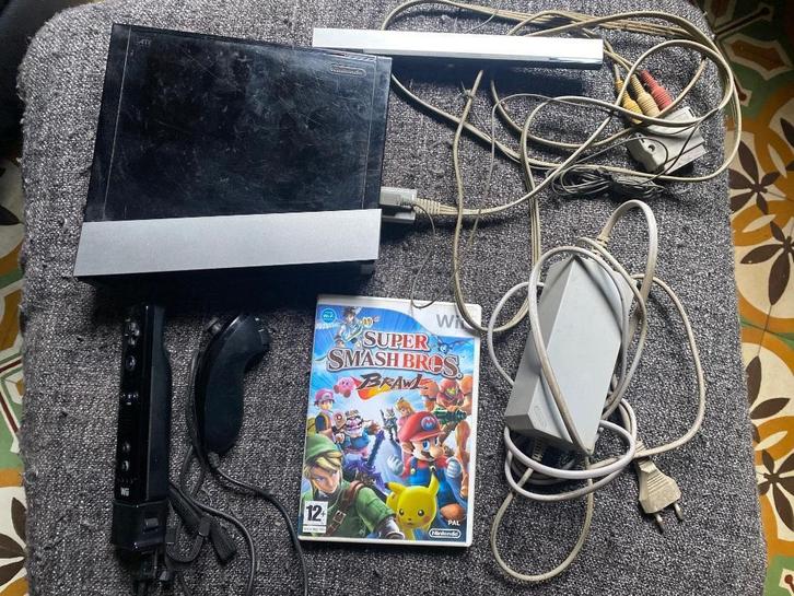 Zwarte Wii + controllers + Kabels + Super Smash bros Brawl, Games en Spelcomputers, Games | Nintendo Wii, Gebruikt, Vechten, 3 spelers of meer