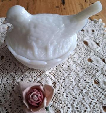 Vintage wit opaline duif op nest, bonbonschaaltje beschikbaar voor biedingen