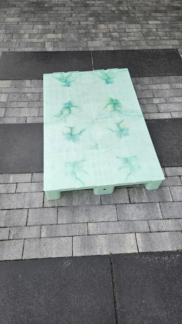 Kunststof pallet beschikbaar voor biedingen