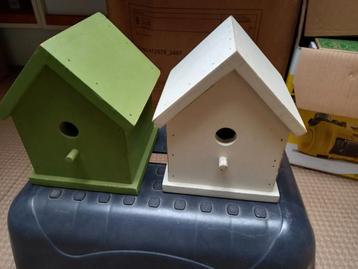 Stevige houten vogelhuisjes beschikbaar voor biedingen