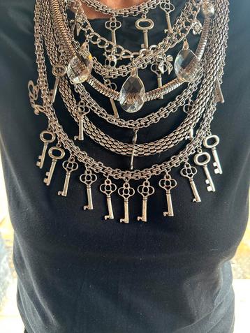Tas vol nieuwe sieraden beschikbaar voor biedingen