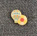 PIN - CORA - LUCHTBALLON - VOETBAL, Verzamelen, Verzenden, Gebruikt, Overige onderwerpen, Speldje of Pin