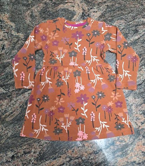 Mt 86 Bruine jurk met lange mouwen en veelkleurige bloemen, Kinderen en Baby's, Babykleding | Maat 86, Zo goed als nieuw, Meisje