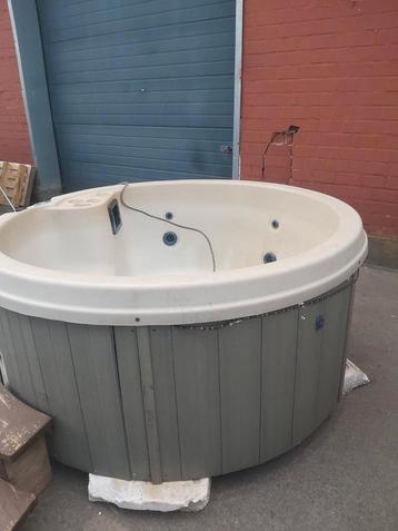 Jacuzzi gratis geleverd geplaatst 1jaar garantie  beschikbaar voor biedingen
