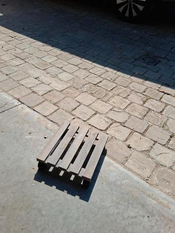 Mobiele houten plantentrolley beschikbaar voor biedingen