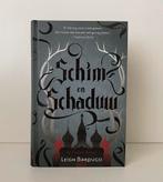 Leigh Bardugo - Schim en schaduw, Boeken, Leigh Bardugo, Ophalen of Verzenden, Zo goed als nieuw, Fictie