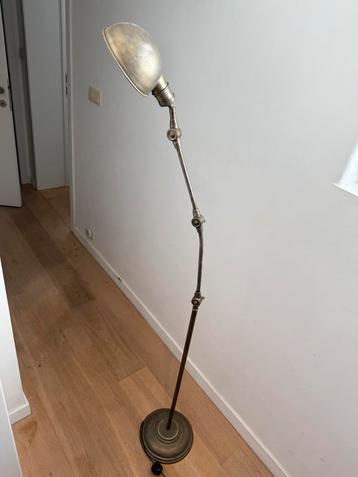 Industriele staanlamp (defecte schakelaar) beschikbaar voor biedingen