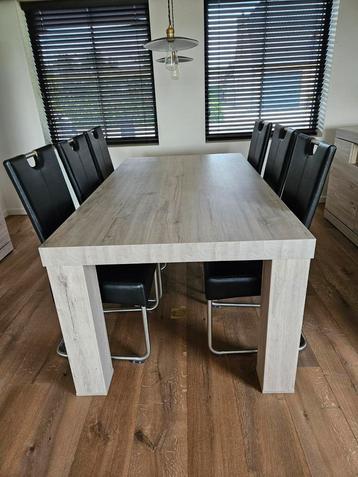 Tafel + 8 stoelen