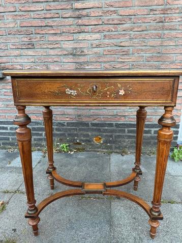 Table carrée en noyer beschikbaar voor biedingen
