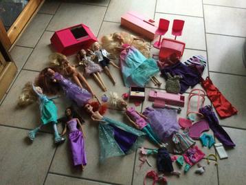 9 BARBIES+VERSCHILLENDE ACCESSOIRES/COLLECTIE beschikbaar voor biedingen