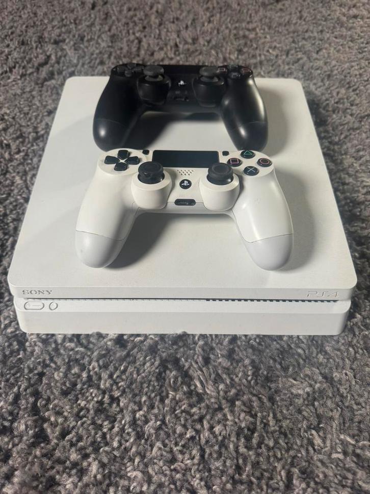 PlayStation 4 Slim White 500 GB + 2 DualShock 4-controllers, Games en Spelcomputers, Spelcomputers | Sony PlayStation 4, Zo goed als nieuw